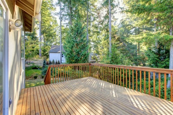 Vinyl or Wooden Decks: Which Material Is Right for me?