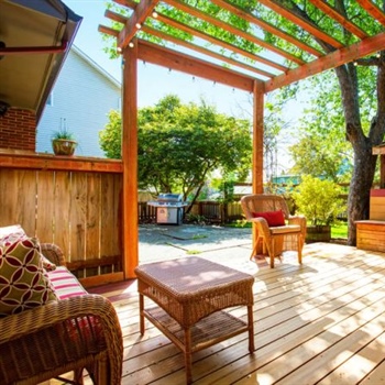 How to Spruce Up Your Deck for the Upcoming Warm Season