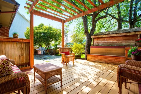 How to Spruce Up Your Deck for the Upcoming Warm Season