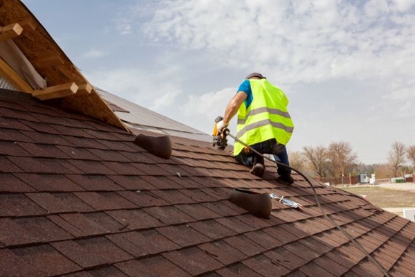 How to Spot Fraudulent Roofing and Siding Contractors